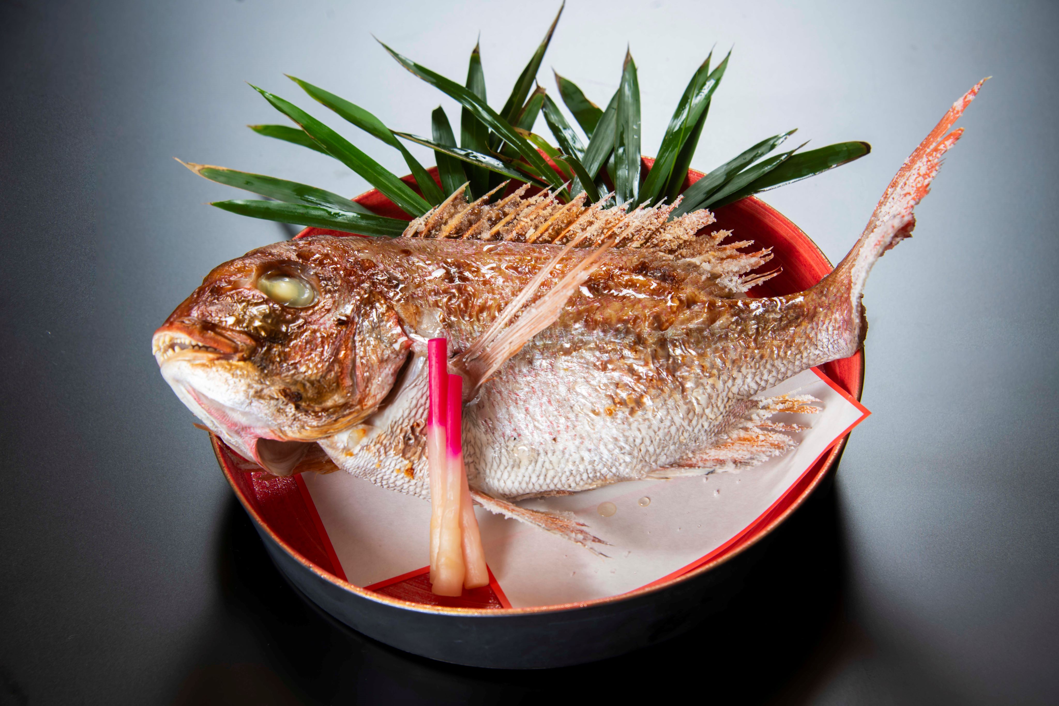尾頭付き鯛の塩焼き