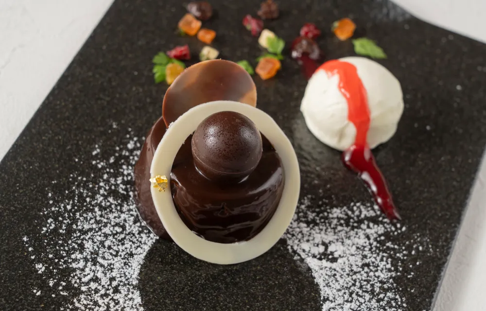 画像:デザート エクリプスに見立てたチョコレートムース ダイヤモンドリング風
